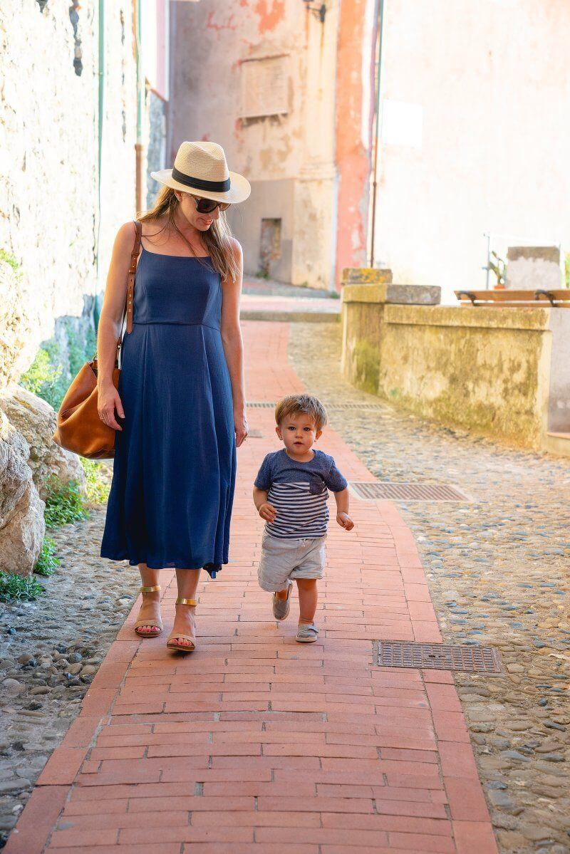带着蹒跚学步的孩子在意大利的特拉罗散步