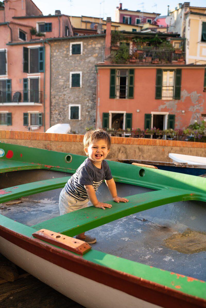带着蹒跚学步的孩子|欧洲旅行|男孩在意大利的船上